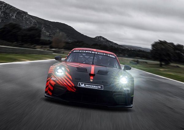 Porsche annuncia: la 911 non sarà mai elettrica. E lancia la belva GT4 R