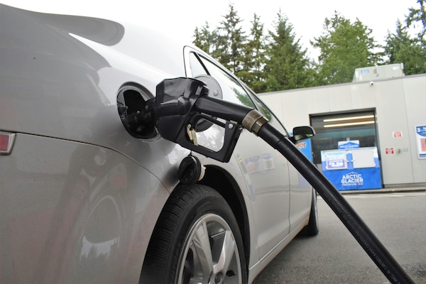 Prezzi carburanti: benzina e diesel in discesa. E il pieno costa meno
