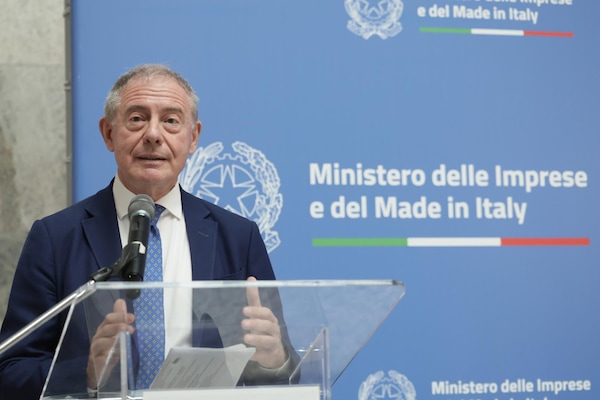 Prezzi carburanti, calo bloccato: Urso convoca le compagnie al Ministero