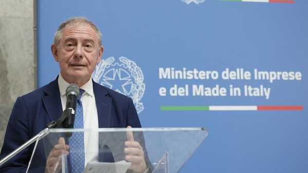 Prezzi carburanti, calo bloccato: Urso convoca le compagnie al Ministero
