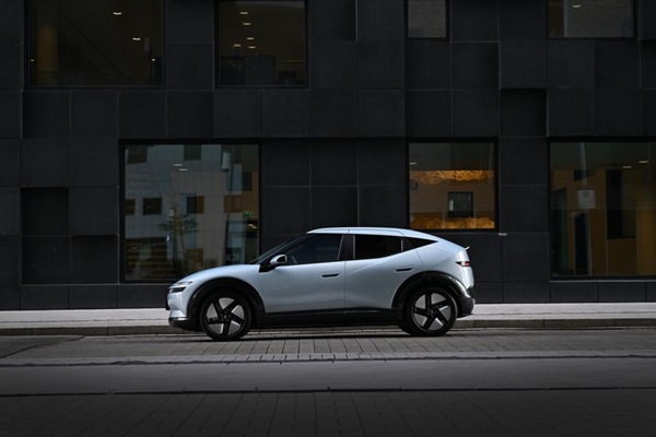 Hyundai Ioniq 3, tutte le nuove immagini della compatta elettrica