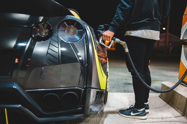 Prezzi carburanti: diesel giù, la benzina frena. UNC attacca: "Fallimento Mimit"