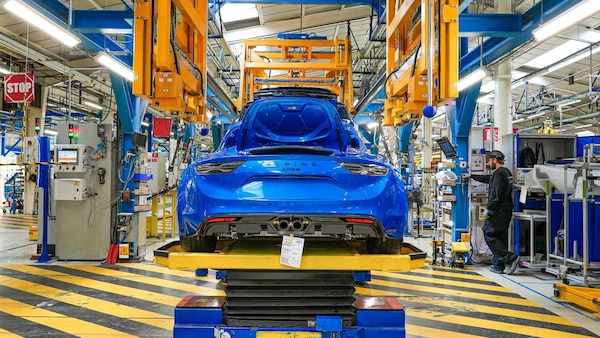Alpine, fine di un'era: prodotta l'ultima A110 a benzina. O forse no?