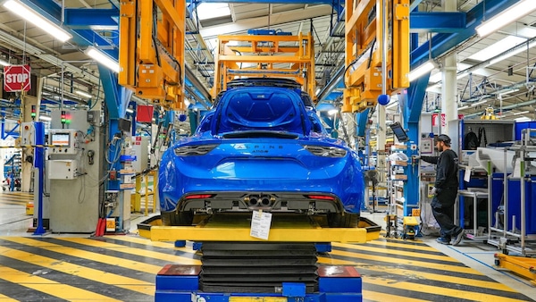 Alpine, fine di un'era: prodotta l'ultima A110 a benzina. O forse no?
