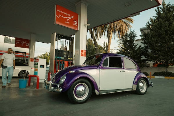 Prezzi carburanti: rialzo benzina, diesel fermo. Domani 3 euro in più per il pieno