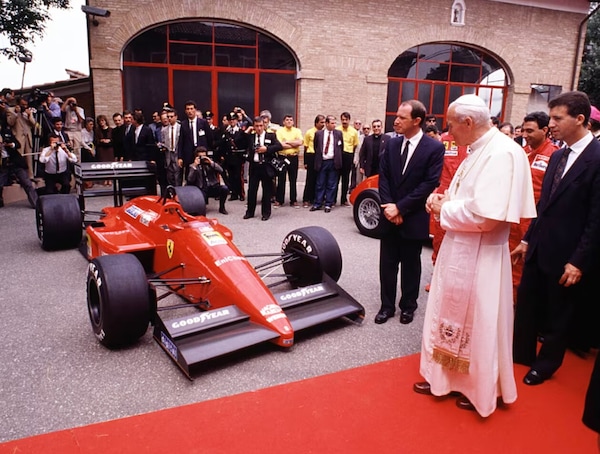 Papamobile: la fotogallery delle auto più curiose dei Papi