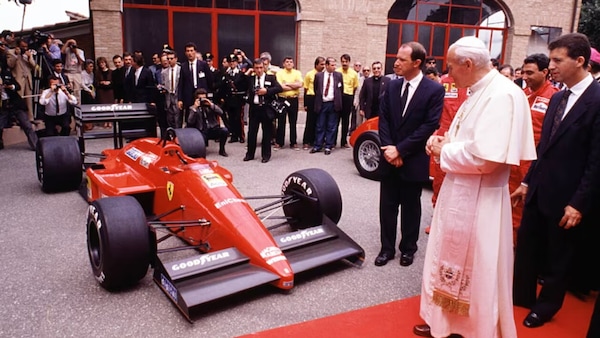 Papamobile: la fotogallery delle auto più curiose dei Papi