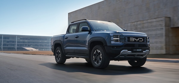 BYD azzanna il mondo off-road con Shark