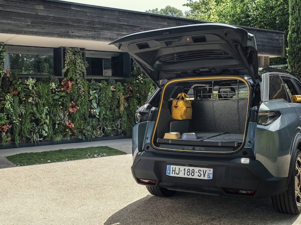 Peugeot E-5008 Dog Edition, il Suv su misura per gli amici a quattro zampe