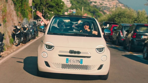 Fiat 500 canta con Rovazzi, Arisa e Nino D'Angelo in Costiera Amalfitana