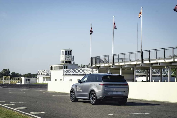 Range Rover Sport Electric, svelato a Goodwood il Suv a zero emissioni