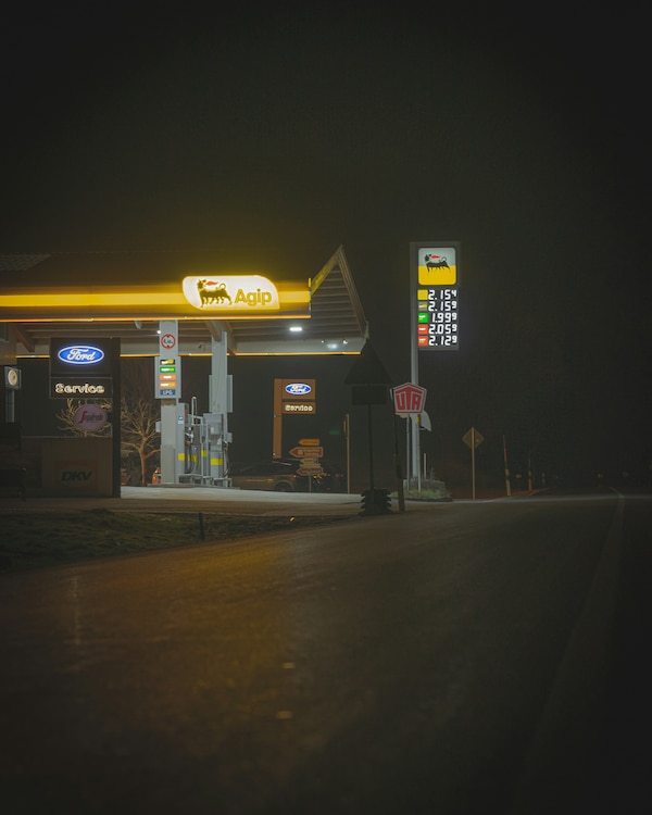 Prezzi carburanti, il diesel aumenta il doppio della benzina. Pieno da record