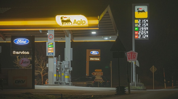 Prezzi carburanti, il diesel aumenta il doppio della benzina. Pieno da record