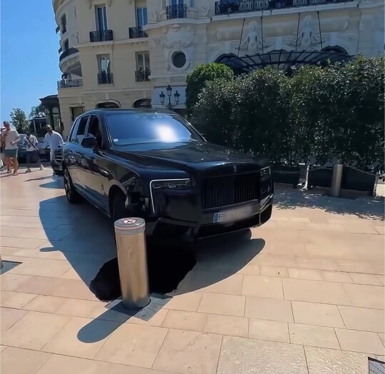 Rolls-Royce, la Cullinan 'sanguina' a Montecarlo: l'incidente è incredibile
