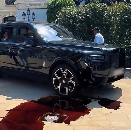 Rolls-Royce, che pasticcio: la Cullinan sanguina dopo un incidente incredibile