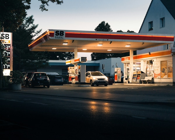 Carburanti, prezzi record: diesel su al doppio della benzina, sfiora 2,2 euro