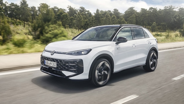 Volkswagen, T-Roc e Golf lanciano la sfida tra le full hybrid: ordini aperti