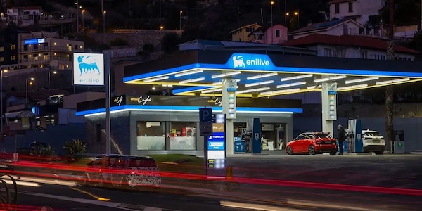 Benzina, sconto da Amazon e Eni: -5 centesimi in Germania. Arriverà in Italia?