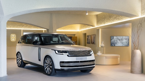Range Rover, il lusso diventa esperienza al Bespoke Studio di Porto Cervo