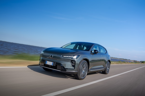 Volvo EX60, il grande Suv diventa elettrico: prezzo da ibrida e autonomia record
