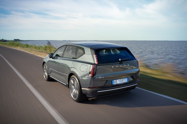 Volvo EX60, le foto del grande suv tutto elettrico con super autonomia