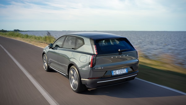 Volvo EX60, le foto del grande suv tutto elettrico con super autonomia