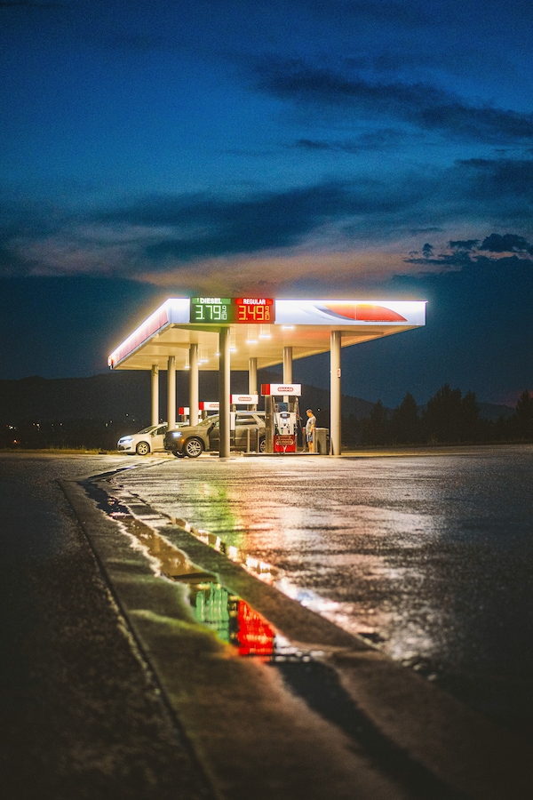 Prezzi carburanti, doppia stangata: benzina e diesel volano. Accise mobili?