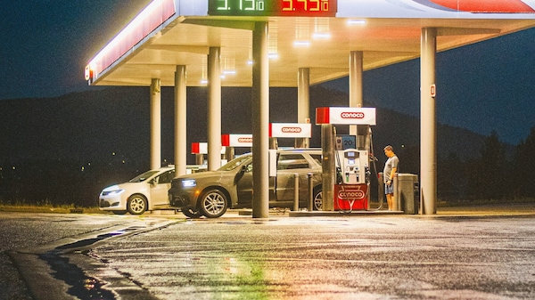 Prezzi carburanti, doppia stangata: benzina e diesel volano. Accise mobili?