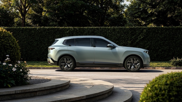 BMW X5 si allunga per la Cina e ha uno schermo da cinema
