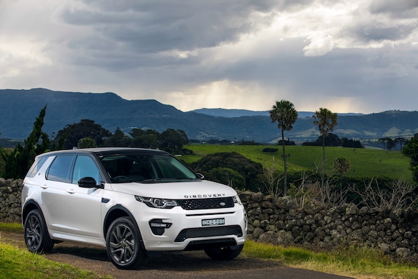 Land Rover, addio Discovery Sport dopo 11 anni. Quale modello la sostituirà?