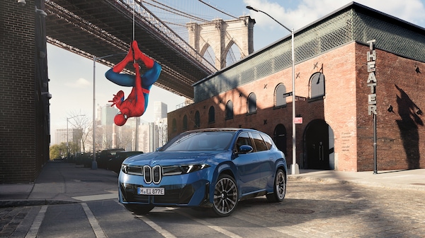 BMW da oscar, Serie 5 e iX3 protagoniste in Spider-Man con Zendaya e Tom Holland