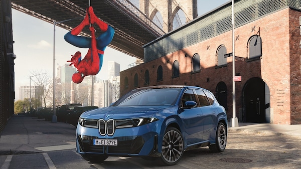 BMW da oscar, Serie 5 e iX3 protagoniste in Spider-Man con Zendaya e Tom Holland
