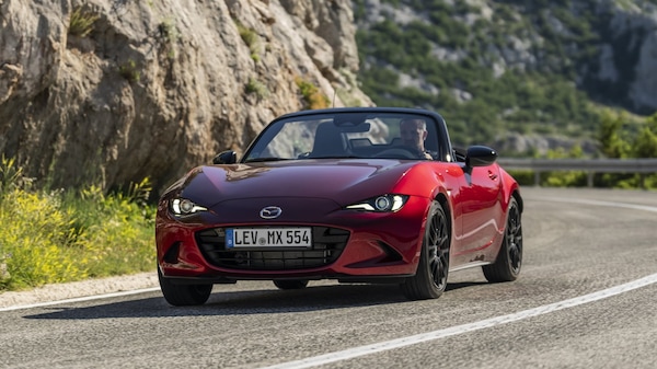 Mazda, la nuova MX-5 sarà elettrica. Ma i puristi possono stare tranquilli
