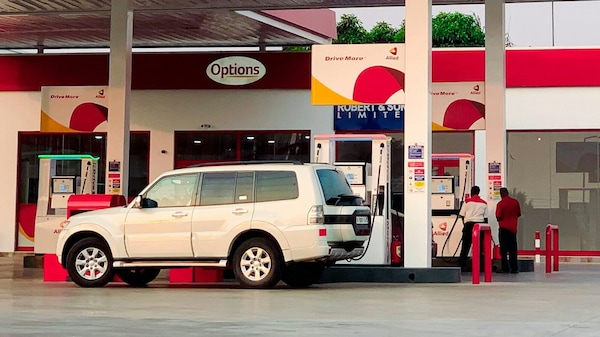 Prezzi carburanti, sconto dimezzato dai furbetti: benzina e diesel sempre cari