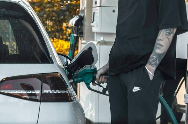 Prezzi carburanti: il diesel sale anche con lo sconto, benzina a vicina ai 2 euro