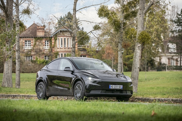 Tesla, incidente nel test drive: auto nella vetrina, chiesto risarcimento record