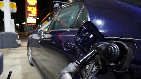 Prezzi carburanti: giù benzina e diesel, stangata metano