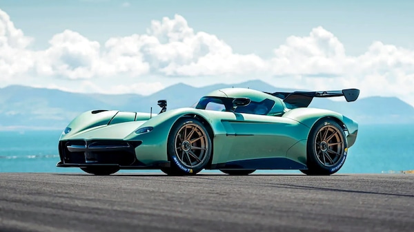 McMurtry Spéirling Pure, debutta la hypercar che si attacca al soffitto