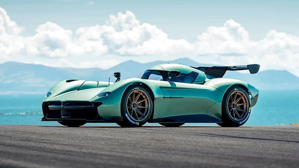 McMurtry Spéirling Pure, debutta la hypercar che si attacca al soffitto