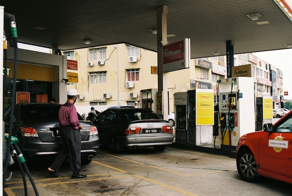 Prezzi carburanti: scendono diesel e il benzina, mazzata metano