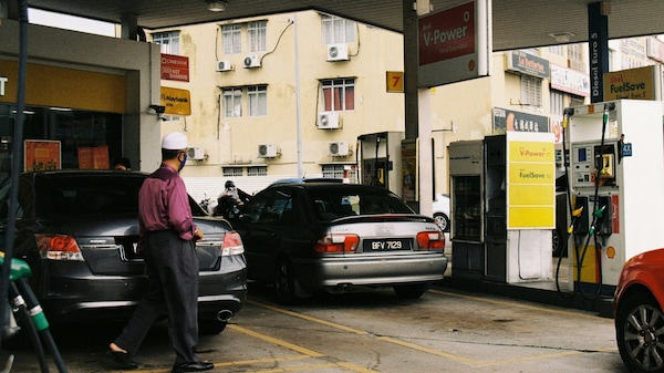 Prezzi carburanti: scendono diesel e il benzina, mazzata metano