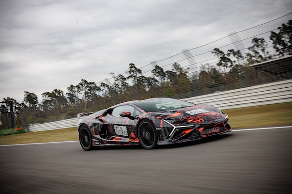 Lamborghini Revuelto SV, debutto a Monterey dopo il record