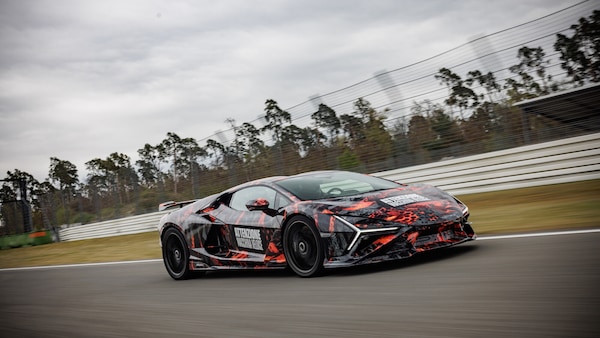 Lamborghini Revuelto SV, debutto a Monterey dopo il record
