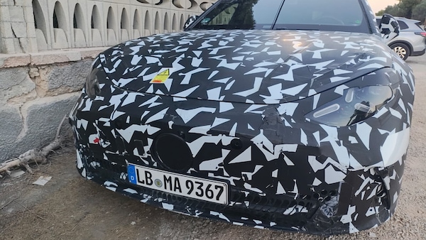 Mercedes, muletto in Puglia. Cosa si nasconde sotto gli adesivi?