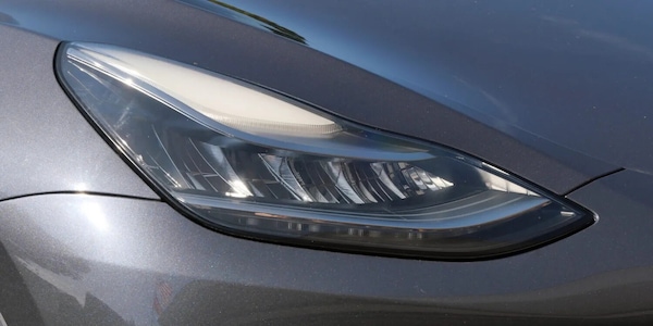 Tesla richiama oltre 20mila Model 3 e Model Y: fari troppo potenti