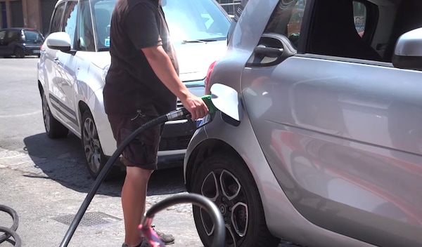 Carburanti, impennata prezzi: benzina vicina a 2 euro
