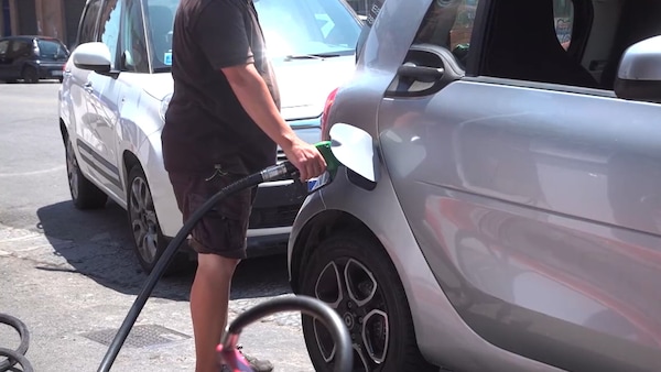 Carburanti, impennata prezzi: benzina vicina a 2 euro