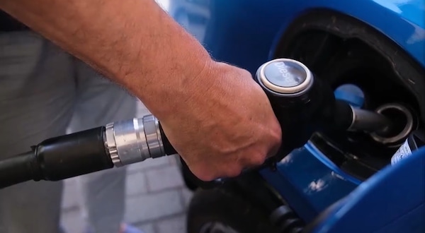 Prezzi carburanti, benzina oltre 2 euro. Diesel, sconto bruciato