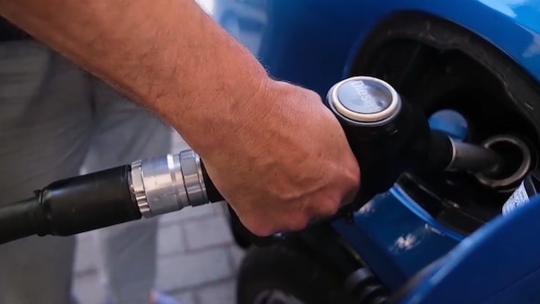 Prezzi carburanti, benzina oltre 2 euro. Diesel, sconto bruciato