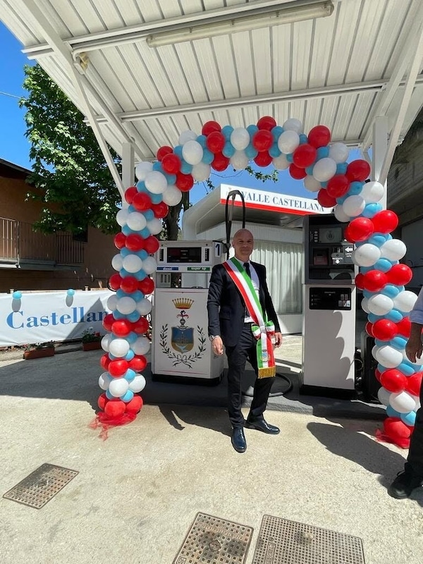 Caro carburanti, sindaco compra distributore e sconta la benzina